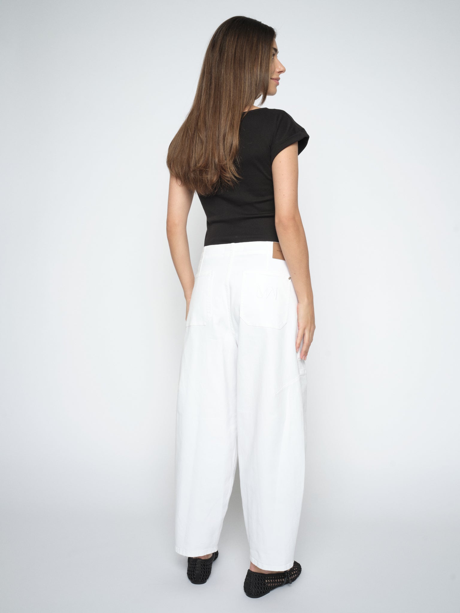 Modelshot / White / Detail